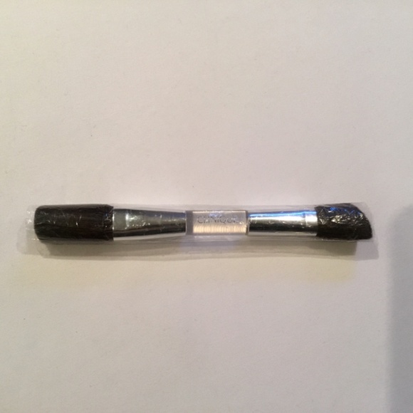 Clinique Dual-Ended Makeup Brush - Picture 4 of 4